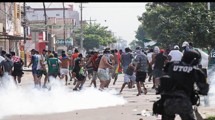 Enfrentamiento de miembros de la Unión Juvenil Cruceñista, vecinos del Plan 3.000 y policías en Santa Cruz. Foto: El Deber.