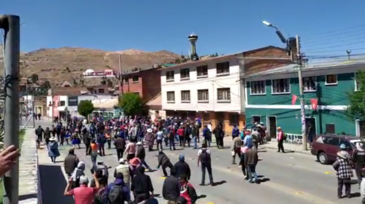 Seguidores del MAS pasan por el punto de bloqueo en la avenida Tinkuy, Potosí. Foto: Captura de pantalla