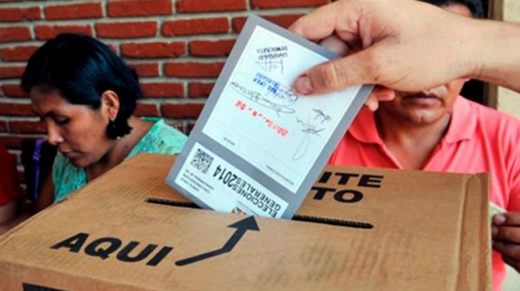 Un ciudadano boliviano inserta una papeleta dentro de una ánfora electoral.   Foto: Internet