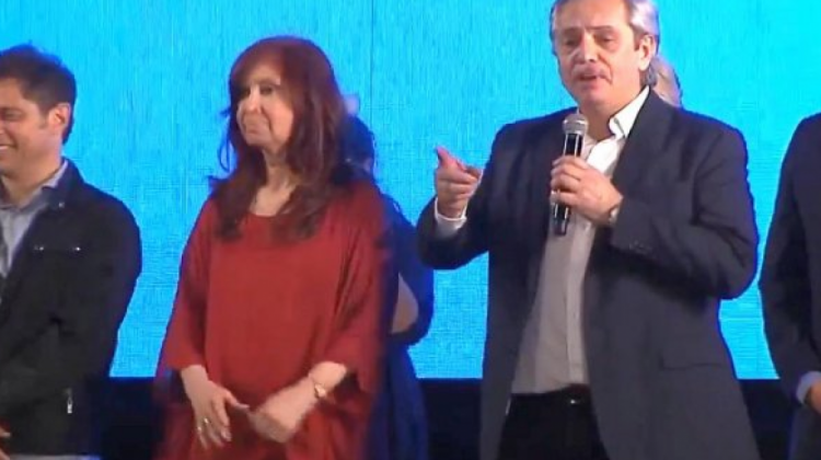 Alberto Fernández junto a Cristina Fernández de Kirchner festejan su triunfo. Foto Ambito