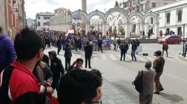 La multitudinaria marcha de estudiantes de diferentes carrera de la Universidad Tomás Frías. Foto: El Potosí.