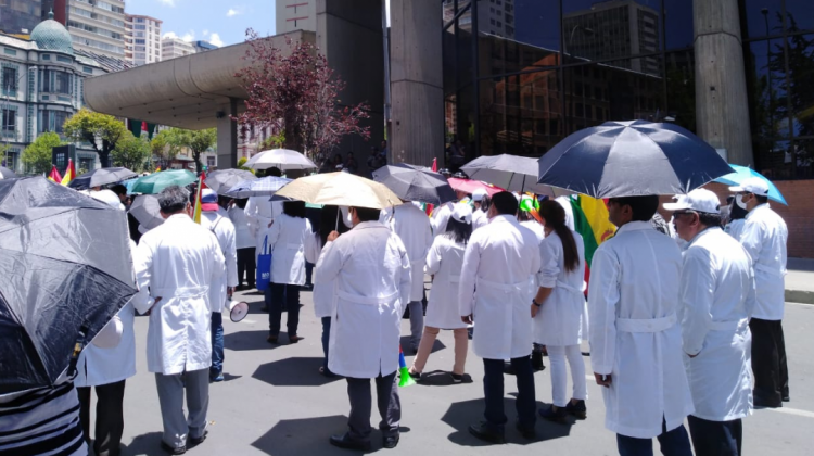 Médicos durante su protesta en el centro paceño. Foto: ANF