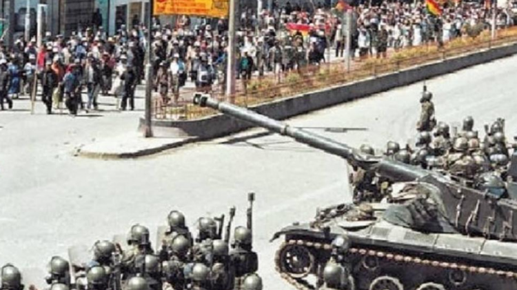 En octubre de 2003, Goni dio órdenes a los militares de disparar a los manifestantes. Foto: El Potosí.