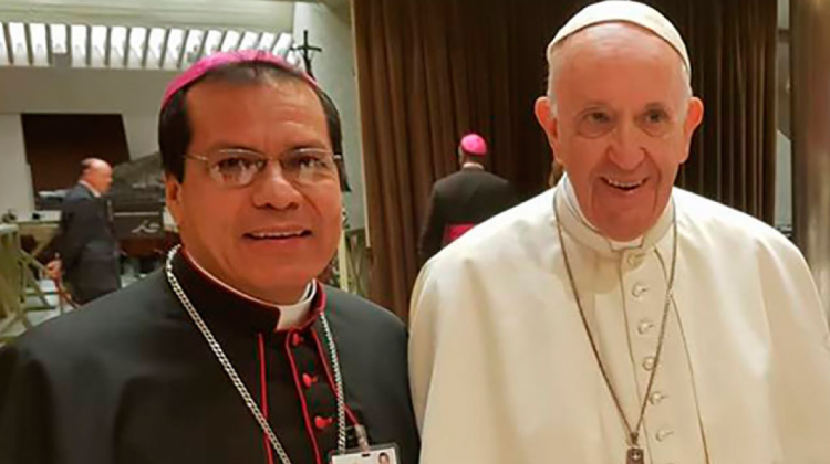 Monseñor Jorge Saldías y el Papa Francisco. Foto: Iglesia Viva.