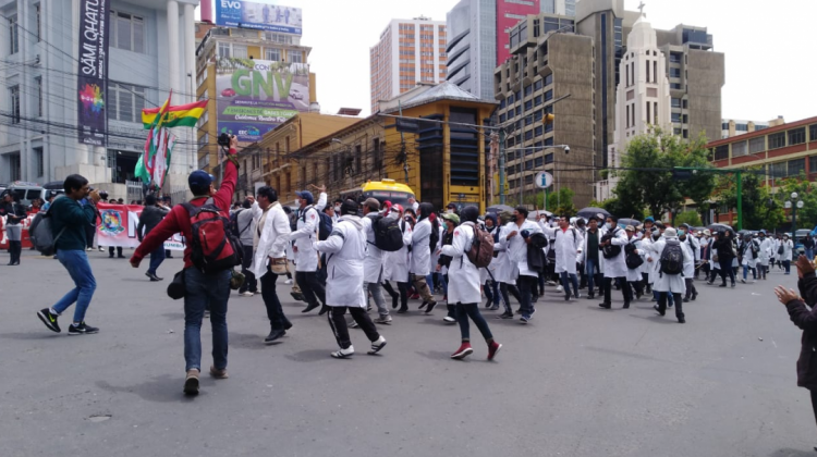 Médicos durante su marcha en la plaza del Estudiante. Foto: ANF.