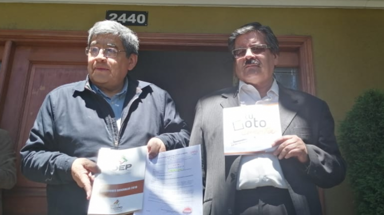 Núñez y Albarracín luego de presentar toda la documentación en el TSE. Foto: ANF