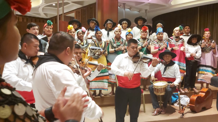 El Coro Palmarito Santa Rosa  y la Orquesta  Urubichá, Foto. ANF