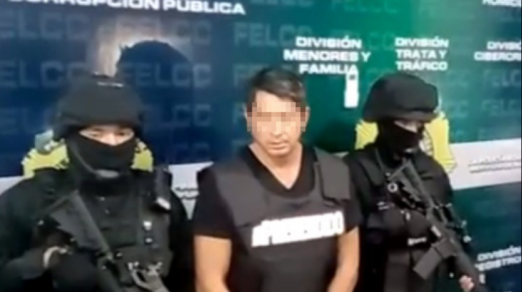 La Policía presenta al exalcalde Mario Cronenbold. Foto: Red Uno