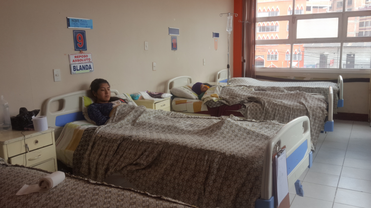 Pacientes reciben atención médica en un hospital de La Paz. Foto: ANF.