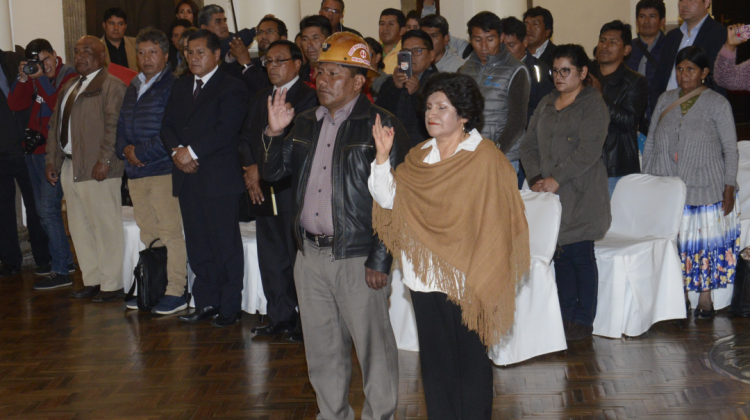 Virginia Patty, ministra de Educación, y Carlos Fernando Huallpa, titular de Minería. Foto: ABI.