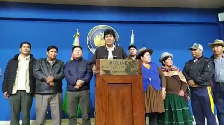 Evo Morales junto a los dirigentes este domingo. Foto: Cancillería