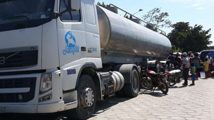 Productores regalaron leche a causa del bloqueo en Yapacaní, Santa Cruz. Foto: Archivo/El Deber.