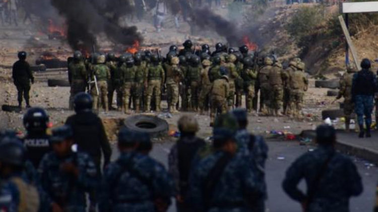 Militares se enfrenta con cocaleros en Sacaba, Cochabamba. Foto: Los Tiempos.
