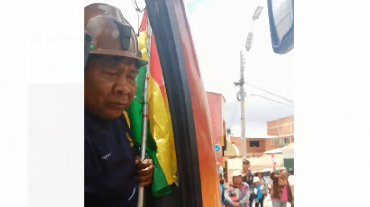 Mineros viajan a La Paz. Video: Juan Orellana