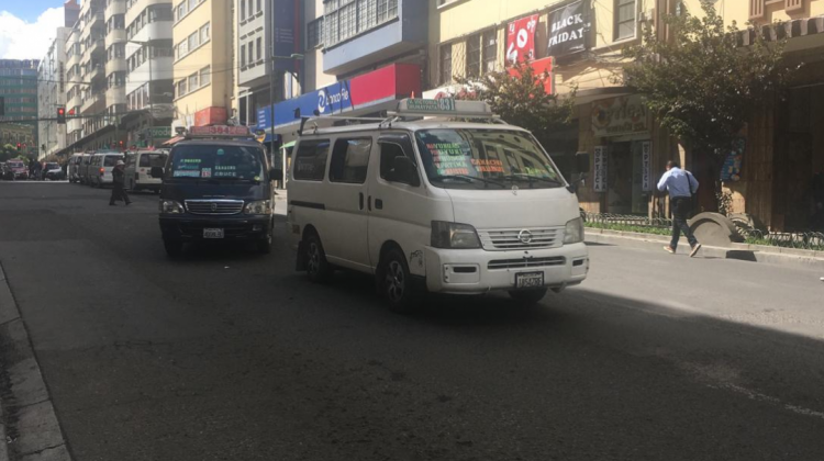 Minibuses prestan servicio público en la avenida Camacho, La Paz. Foto: ANF.