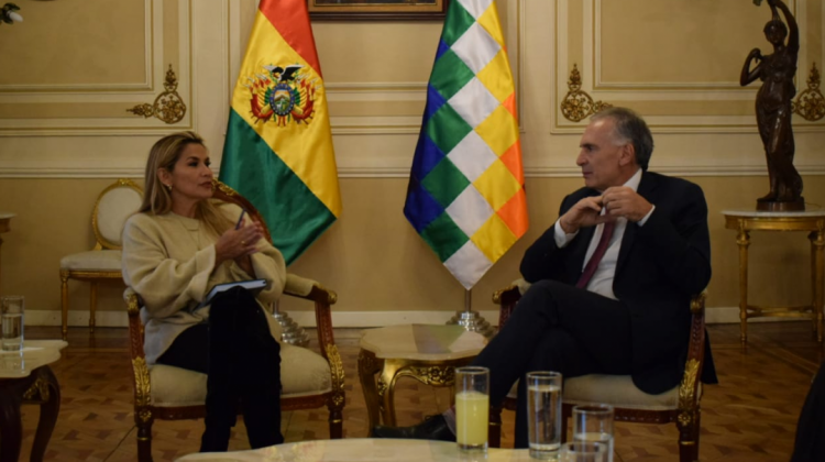 La presidenta interina Jeanine Añez se reunió con el enviado personal de la ONU, Jean Arnault. Foto: UD.