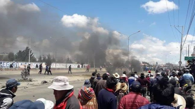 Personas ayudando a un herido en Senkata. Foto: Captura RRSS.