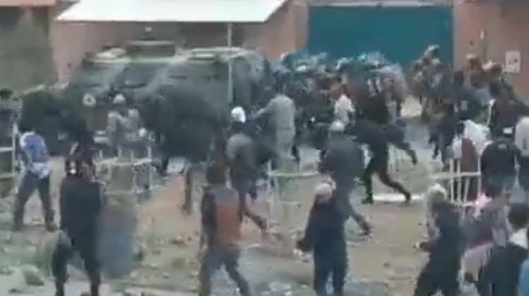 Turba hace retroceder una tanqueta militar en K'ara K'ara. Foto: Captura de pantalla/RRSS.