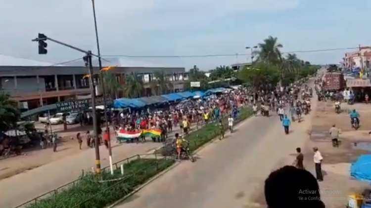 La masiva marcha de los pobladores de Yapacaní para que los militares se replieguen de la zona. Foto: Captura de pantalla.