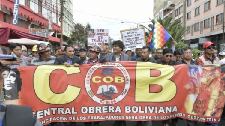 Una marcha de la COB en compañía del expresidente Evo Morales.  Foto: ABI