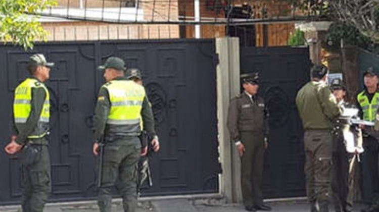 Efectivos policiales en puertas de la embjada de México. Foto: RRSS