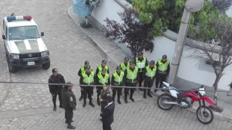La presencia policial en la residencia mexicana en La Paz. Foto: RRSS