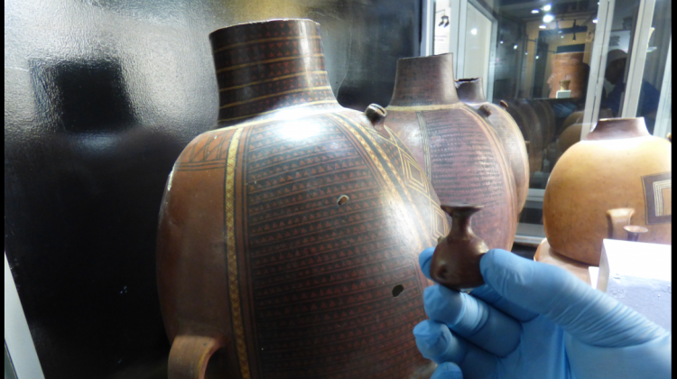 Un aríbalo en miniatura que mantiene la forma de las grandes vasijas de cerámica que fueron utilizadas por los incas.Foto. Edwin Conde V.