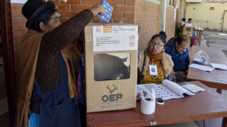 Una boliviana ejerciendo su derecho al voto. Foto: CNN