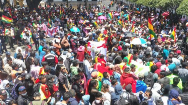 Movilización en Cochabamba por protesta contra elecciones del 20 de octubre.
