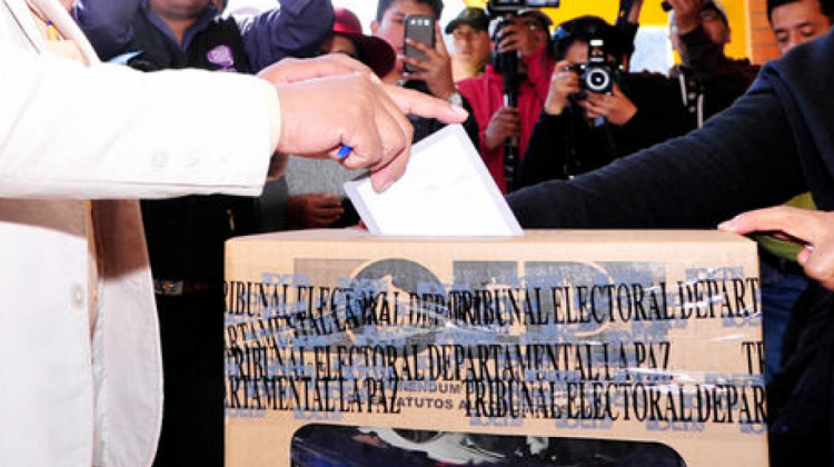 Un ciudadano ejerciendo su derecho al voto. Foto: Archivo/Internet