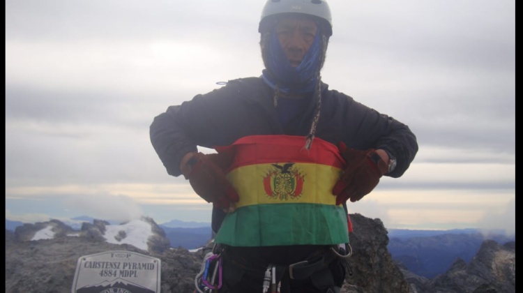 El andinista Bernardo Guarachi con la bandera boliviana en la cima de la PIRÁMIDE CARSTENSZ EN OCEANÍA EN 2016. Foto: Archivo