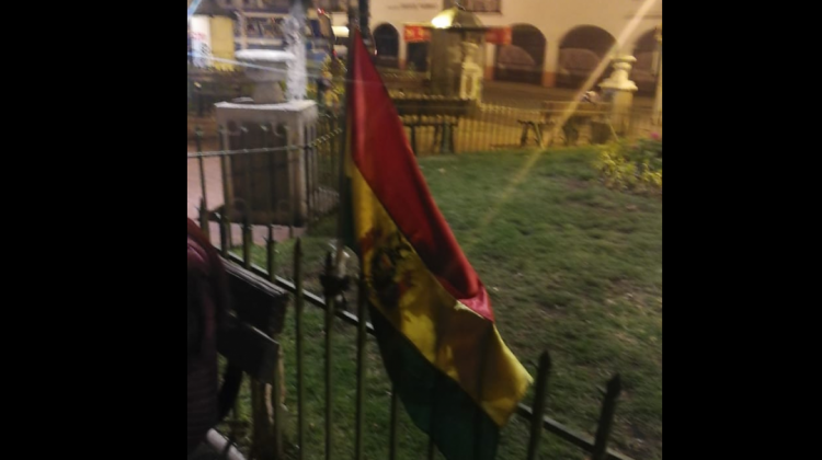 Bandera boliviana colocada por los vecinos en su vigilia. Foto: Vecinos Zona Norte de La Paz. Video: Juan Carlos Palacios.