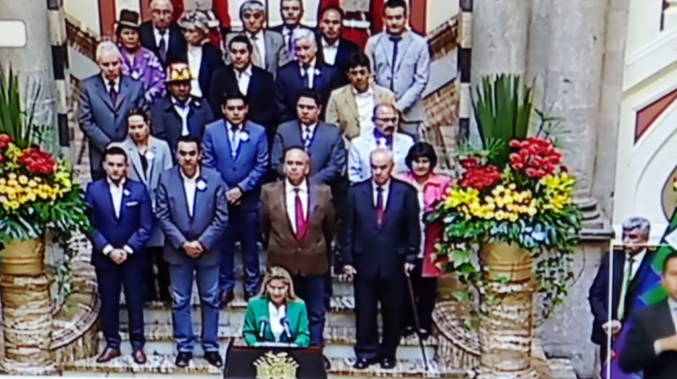 Gabinete de Ministros durante el discurso presidencial por el 22 de enero, Día del Estado Plurinacional. Foto captura de pantalla BTV
