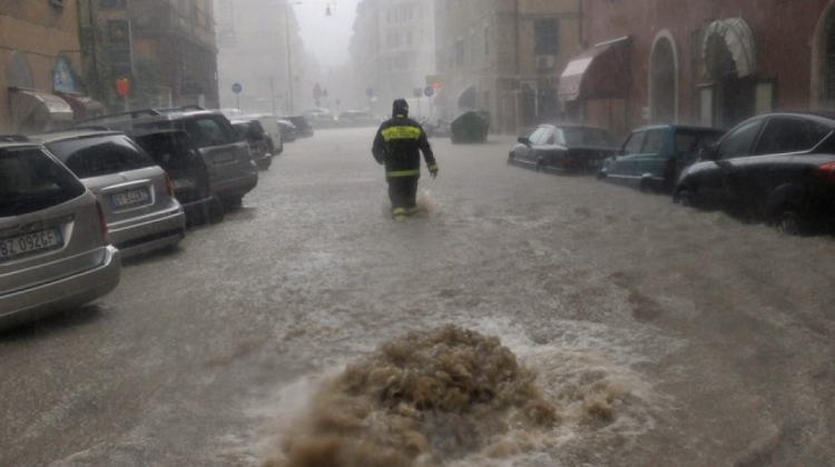 Una calle de la ciudad de La Paz en época de fuertes lluvias. Foto: Archivo/Internet.