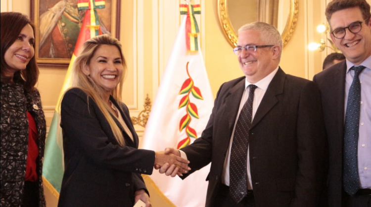 La presidenta Jeanine Añez y el embajador israelí Asar Ichilevich, residente en Lima. Foto: Min. Presidencia