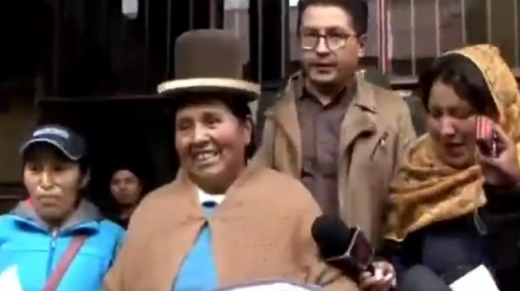 Felipa Huanca a la salida de su audiencia. Foto: captura de pantalla/Gigavisión