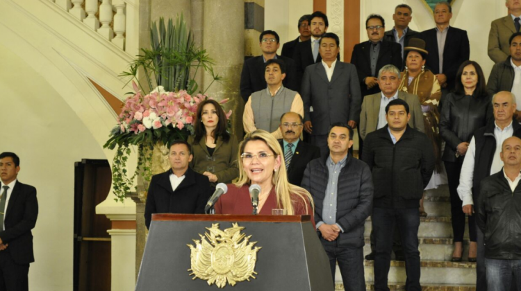 Jeanine Áñez junto a su gabinete ministerial. Foto: Ministerio de Comunicación.