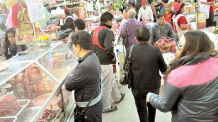 Personas comprando insumos de la canasta familiar en un mercado. Foto: Internet