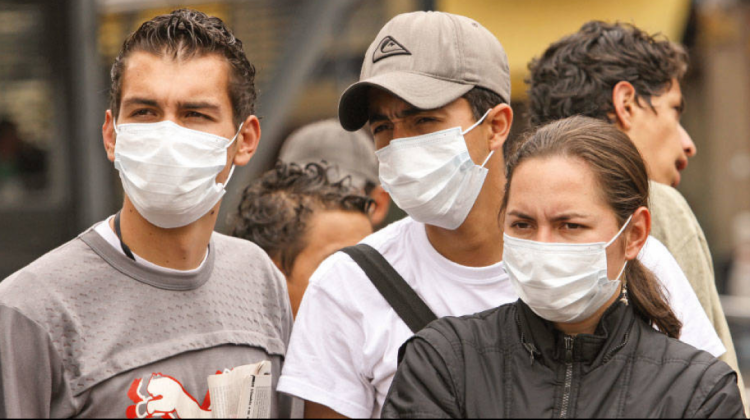 Personas con barbijos por casos de coronavirus. Foto: Internet.