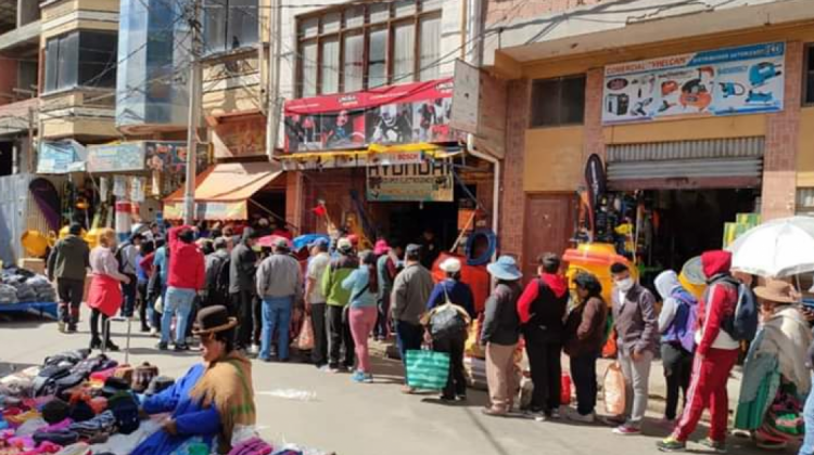Personas en Oruro haciendo fila para adquirir alimentos. Foto: Oruro Post