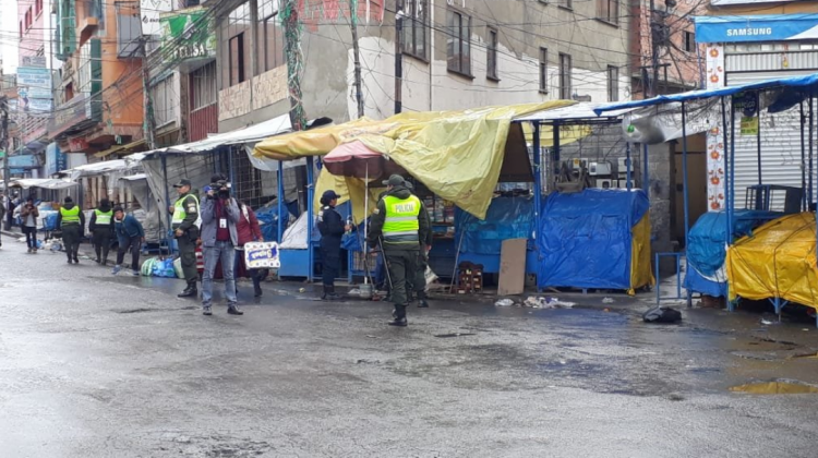 Efectivos policiales controlando el cumplimiento de la cuarentena nacional en calles de la ciudad de La Paz. Foto: RTP