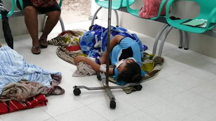 Pacientes por dengue atendidos en el suelo. Foto. RRSS