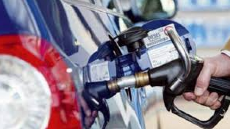 Un vehículo cargando combustible. Foto: YPFB.