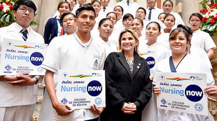 Presidenta Añez junto a enfermeras en el acto de lanzamiento de Nursing Now. Foto: ABI