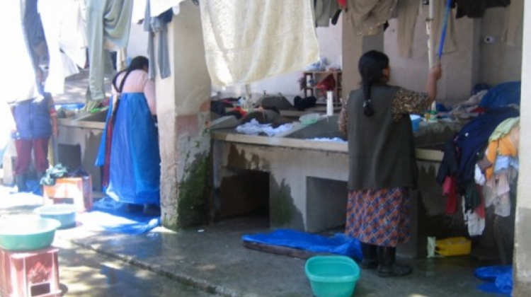 Mujeres privada durante su labor en la lavandería. Foto : Archivo ANF