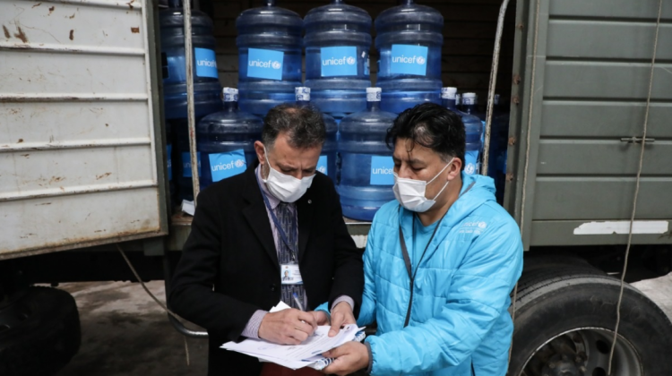 Unicef en la entrega de los galones de agua. Foto: Unicef