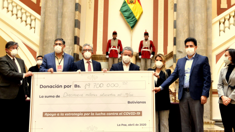 Gobierno recibió donación de la Asociación de Bancos Privados de Bolivia (Asoban). Foto: ABI