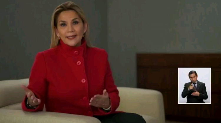 Jeanine Áñez, presidenta transitoria de Bolivia. Foto: Captura de pantalla de Bolivia TV.
