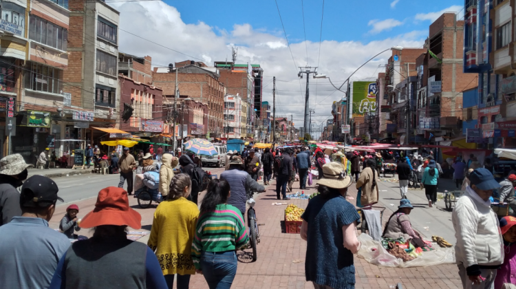 Personas de varios sectores sociales transitando por una avenida en la ciudad El Alto. Foto: ANF
