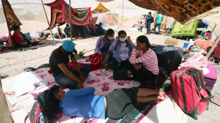 Bolivianos varados en la localidad chilena Huara. Foto: France 24.